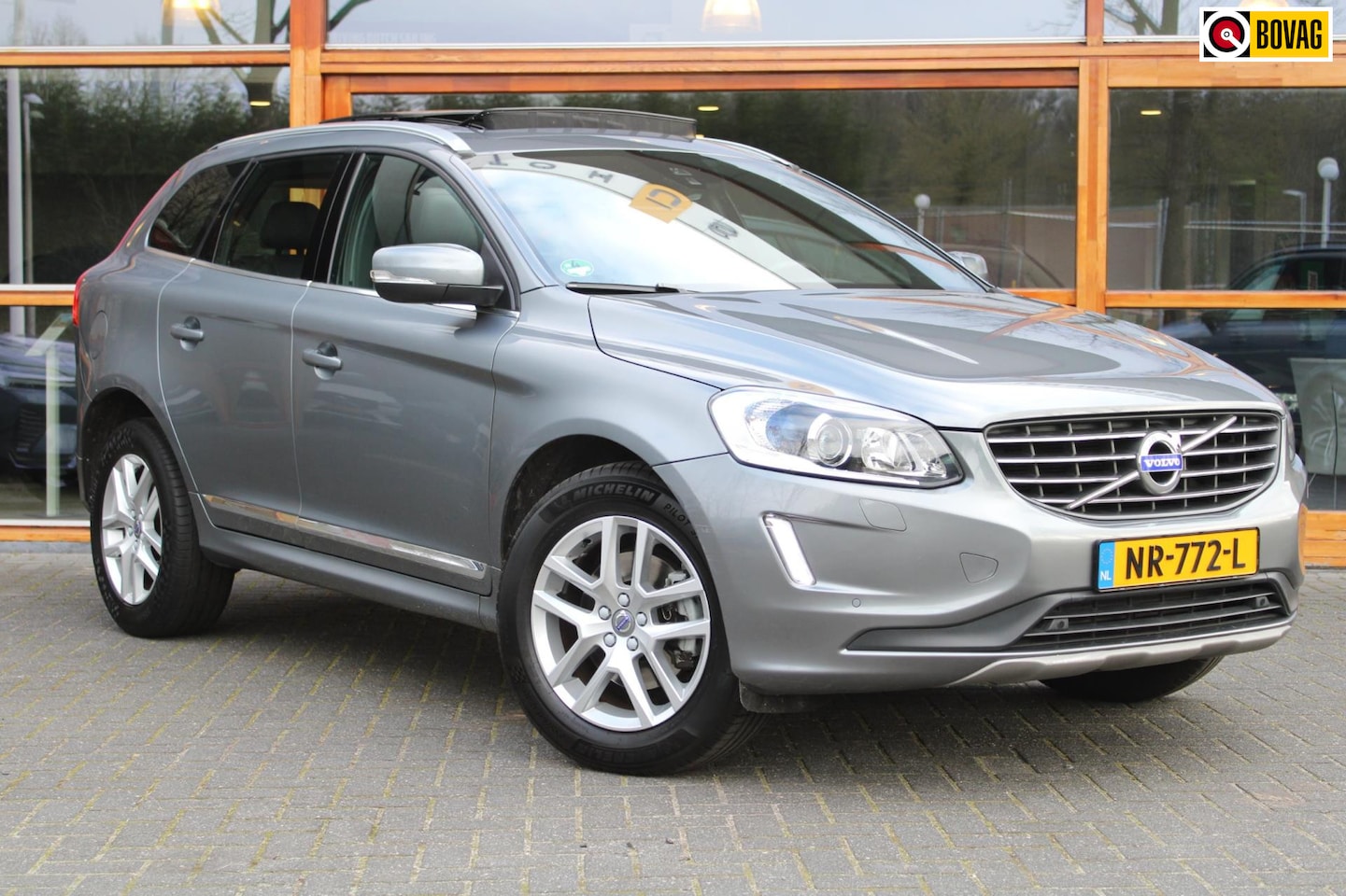 Volvo XC60 - T5 Automaat Polar+ | Panoramadak | Volvo on call | Standkachel | Camera| Perfect onderhoud - AutoWereld.nl