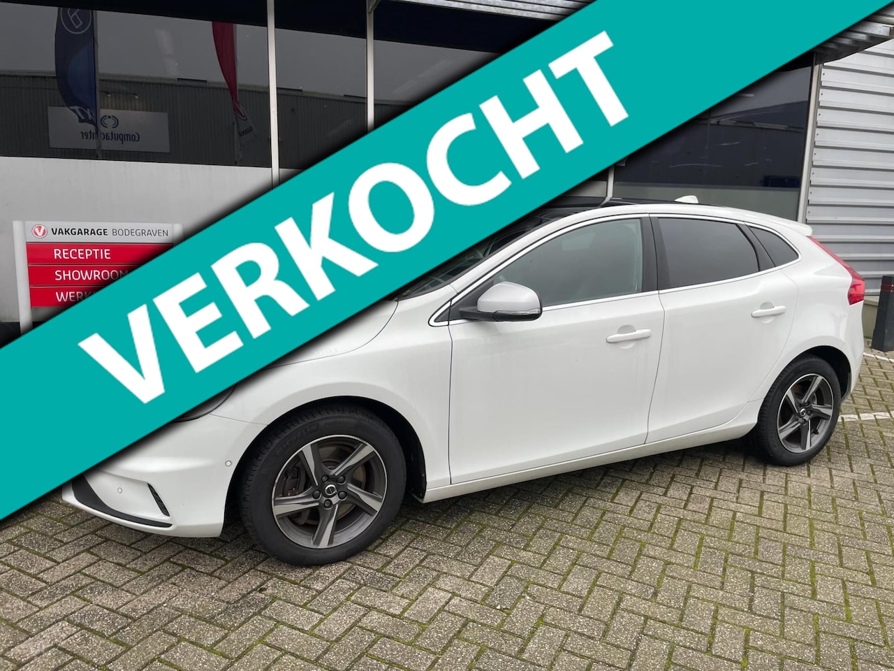 Volvo V40 - 2.0 D3 Business Sport / panoramadak / leer - AutoWereld.nl