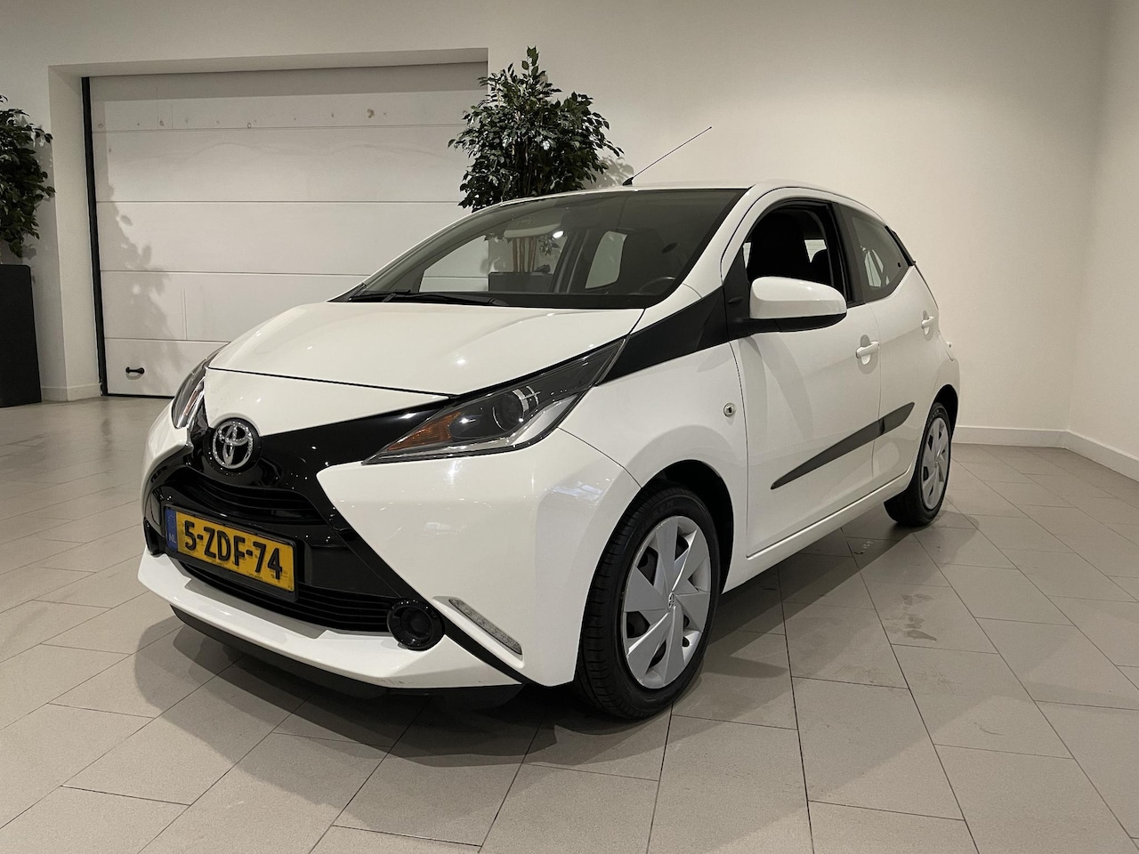 Toyota Aygo - 1.0 VVT-i x-play | Navigatie | Bluetooth | Airco | Achteruitrijcamera | AUX Aansluiting | - AutoWereld.nl