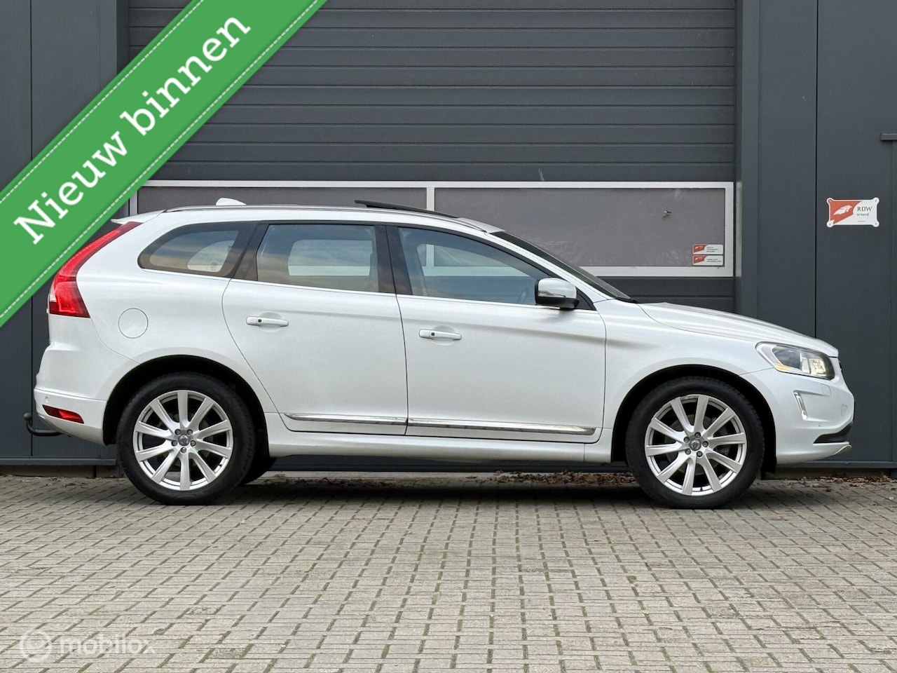 Volvo XC60 - 2.0 D4 FWD Summum Geartronic -5 CILINDER- Panorama-Nav-Camera-AdapCC-Xenon-Keyless-VOL! - AutoWereld.nl