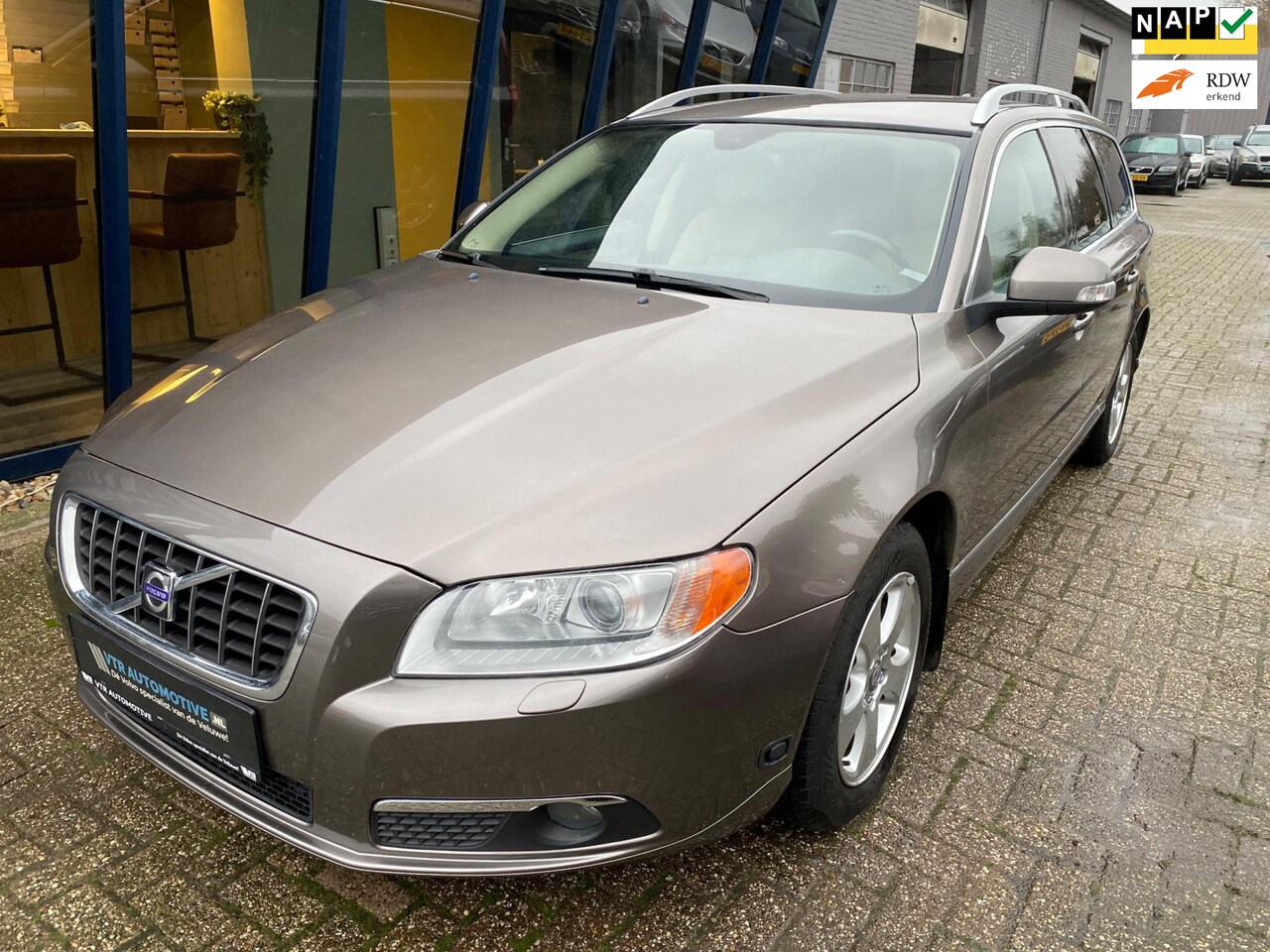 Volvo V70 - 2.5FT Summum Automaat 230PK LEER / PDC / TREKHAAK - AutoWereld.nl