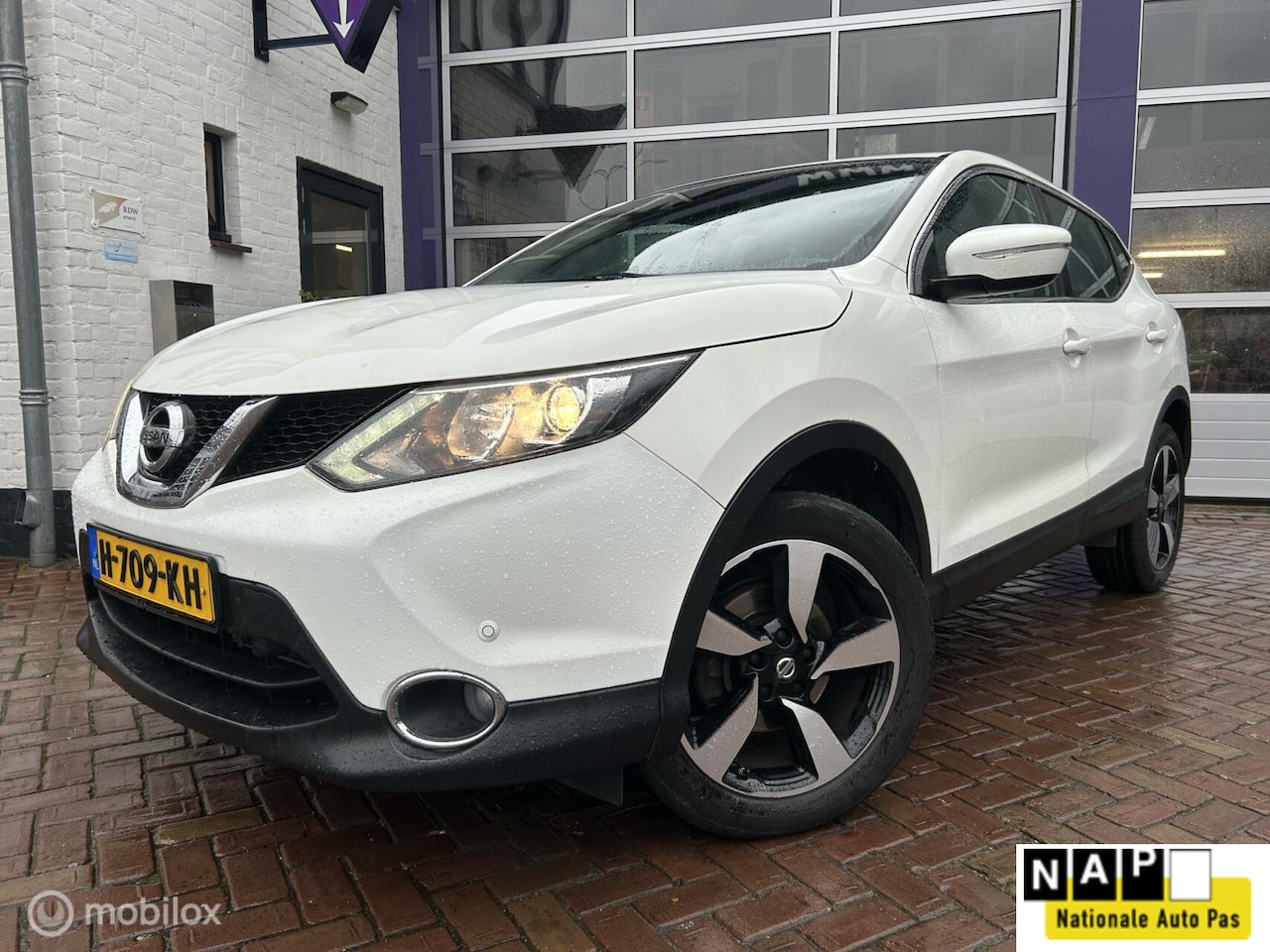 Nissan Qashqai - 1.2 Premier Edition * NAVIGATIE * PDC V EN A - AutoWereld.nl