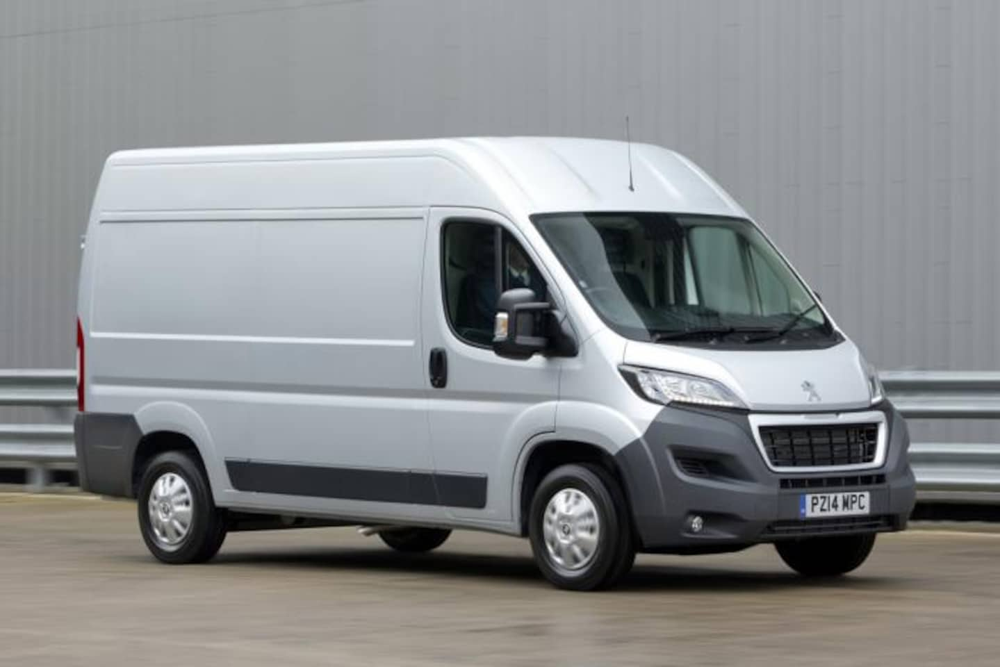 Peugeot Boxer - GB 333 L2H1 BlueHDi 140PK S&S Premium met LUCHTVERING orig | AIRCO | NAVIGATIE&BLUETOOTH&T - AutoWereld.nl