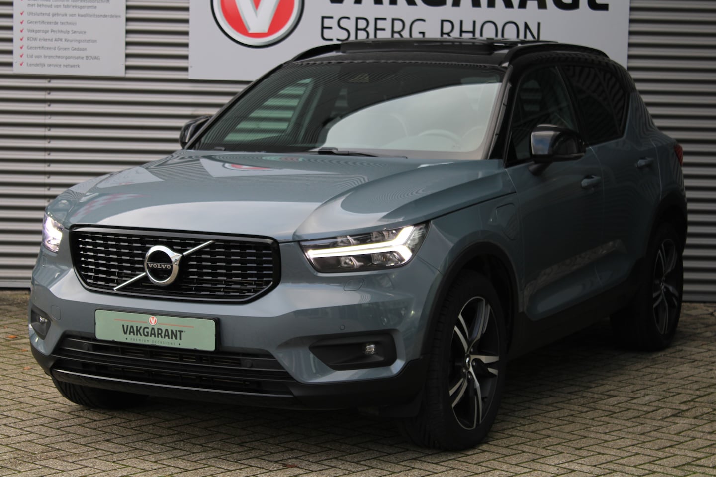 Volvo XC40 - 1.5 T4 Recharge R-Design PHEV,NAVI/CAM,PANO,TREKHAAK - AutoWereld.nl