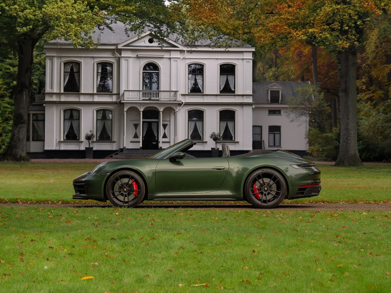 Porsche 911 Cabrio - 992 Carrera 4 GTS | PTS Oak Green | SportDesign | Full Xpell PPF | 1e eigenaar - AutoWereld.nl