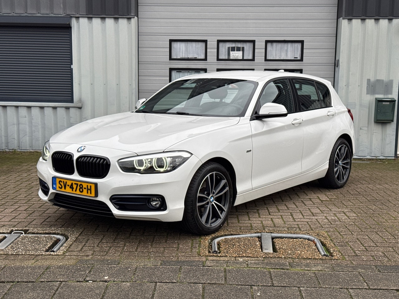 BMW 1-serie - 118i Executive Sport Line Shadow 12 MND garantie / Groot navi / Led / - AutoWereld.nl