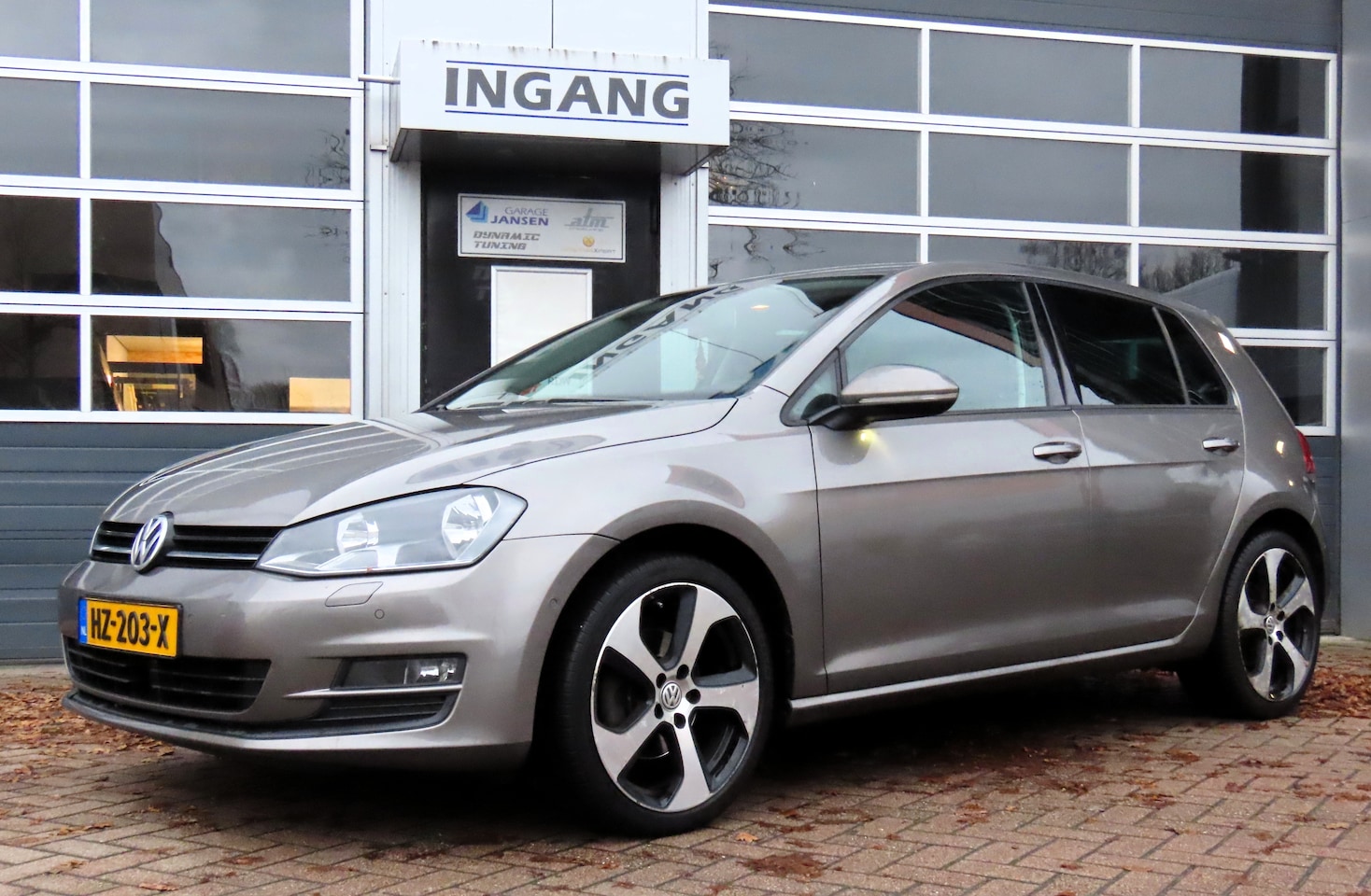 Volkswagen Golf - 1.6 TDI Highline Edition R  Navi Clima Cruise - AutoWereld.nl