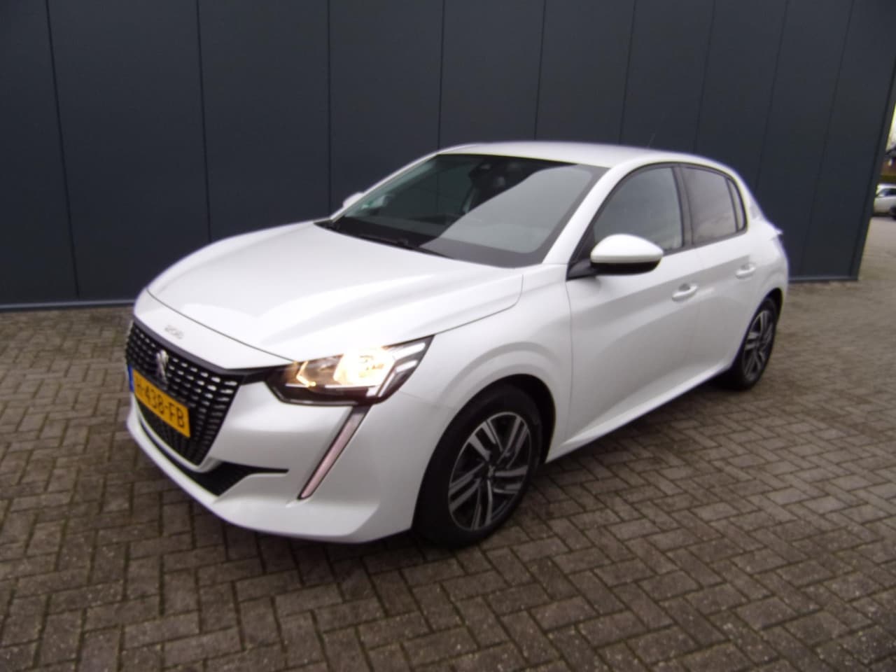 Peugeot 208 - 1.2 PureTech Allure//NAVI/CAMERA - AutoWereld.nl