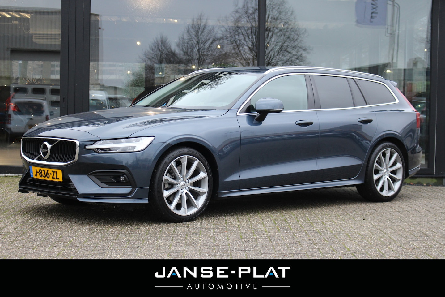 Volvo V60 - 2.0 B3 Momentum Sport Adaptive Cruise | Camera | Stoel en stuurverwarming | - AutoWereld.nl