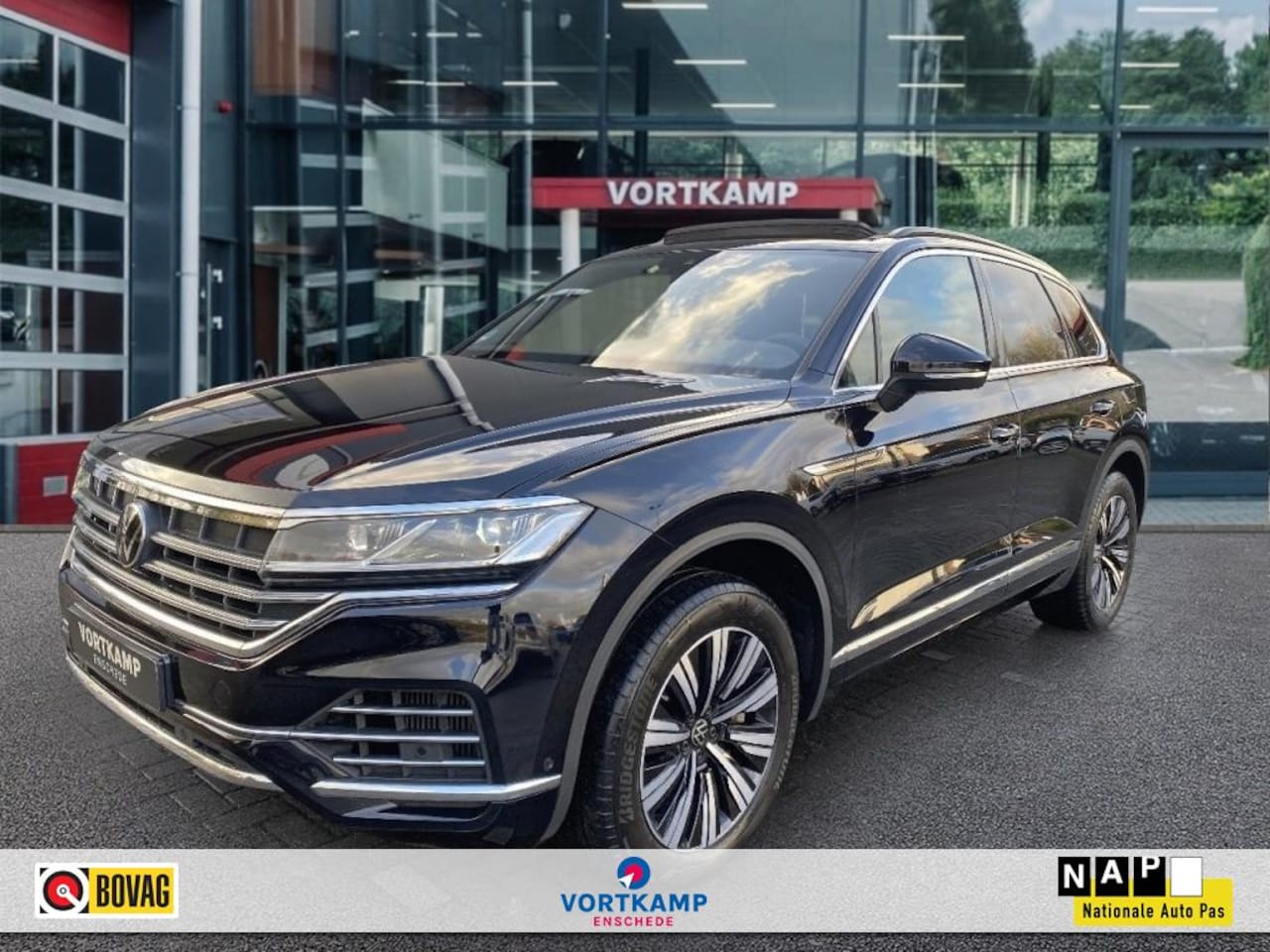 Volkswagen Touareg - 3.0 TSI ELEGANCE 4MOTION EHYBRID LEDER/PANO-DAK/TREKHAAK/ACC/CAM - AutoWereld.nl