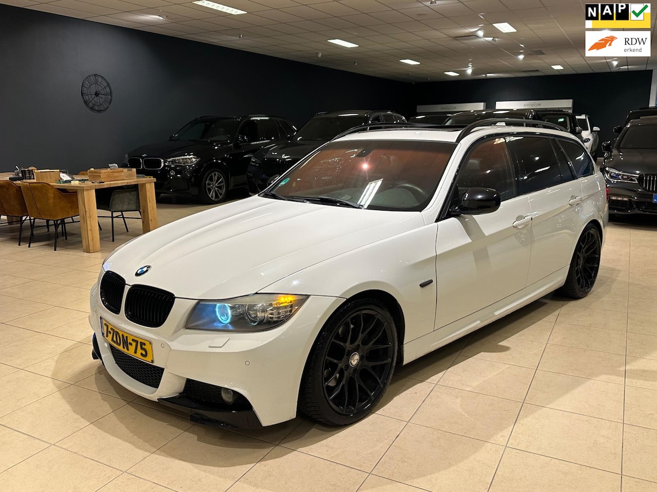 BMW 3-serie Touring - 320d Estate M Pakket Panorama Keyless Automaat Leder - AutoWereld.nl