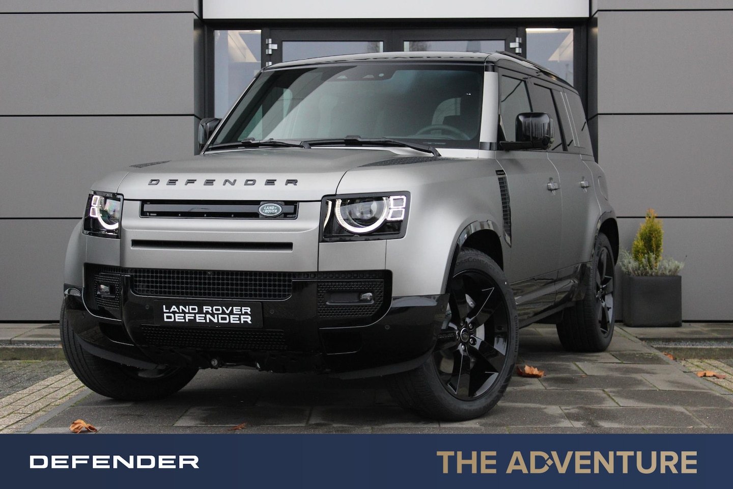 Land Rover Defender 110 - P300e X-Dynamic HSE | Matt Silicon Sliver - AutoWereld.nl