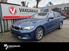 BMW 3-serie Touring - 330e Sport Line 17"/Dodehoek/Adaptieve cruise/Sfeerverlichting/Stoelverwarming/PDC v+a/Spo