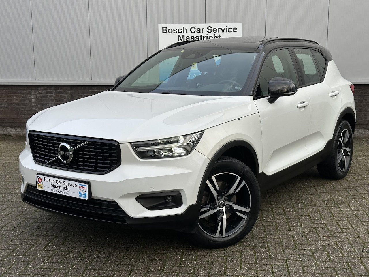 Volvo XC40 - 2.0 T4 AWD R-Design | Panoroma | 1. Eigenaar | Dealer onderhouden | Parelmoer - AutoWereld.nl