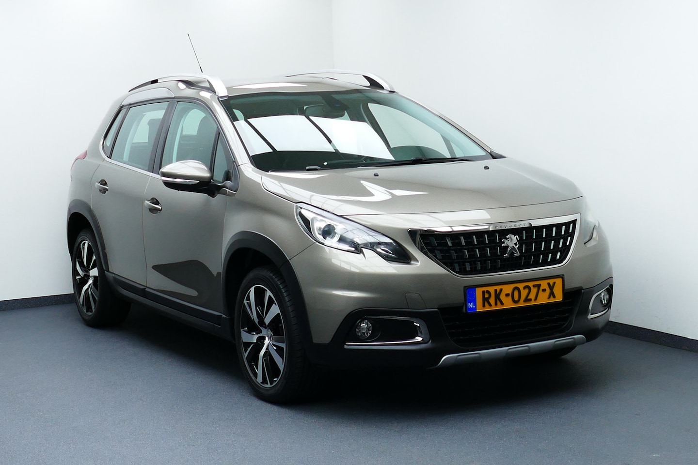 Peugeot 2008 - 1.2 130pk Executive. Navi, Clima, Cruise, Leer, Stoelverw, Haak 1250kg - AutoWereld.nl