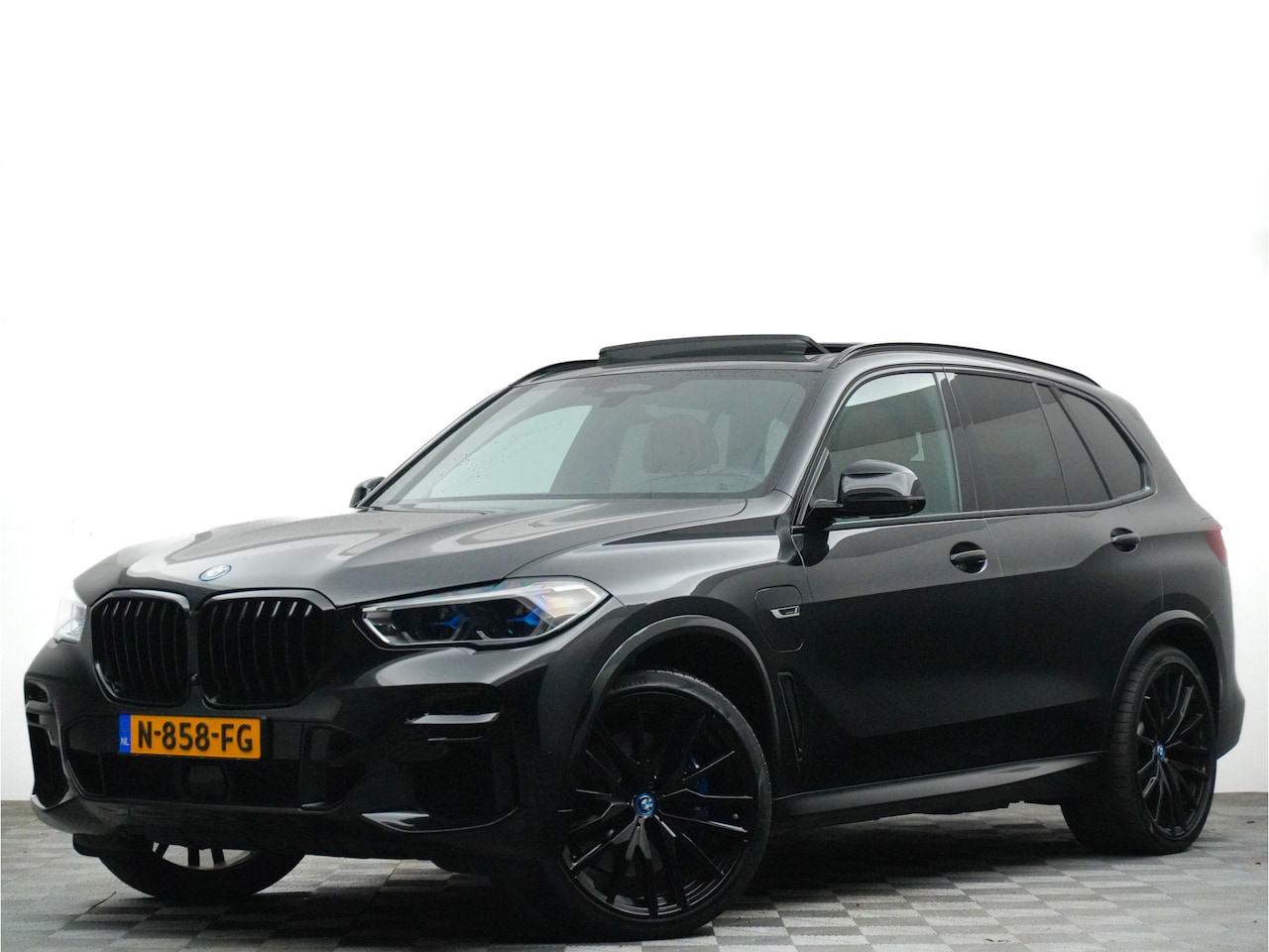 BMW X5 - xDrive45e M-Performance 400pk Individual Black (massage,laser,panodak,head-up-360,full) - AutoWereld.nl