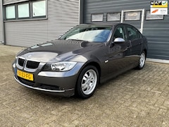 BMW 3-serie - 318i - 1STE EIGENAAR - NWE APK - TREKHAAK - DEALER ONDERHOUDEN