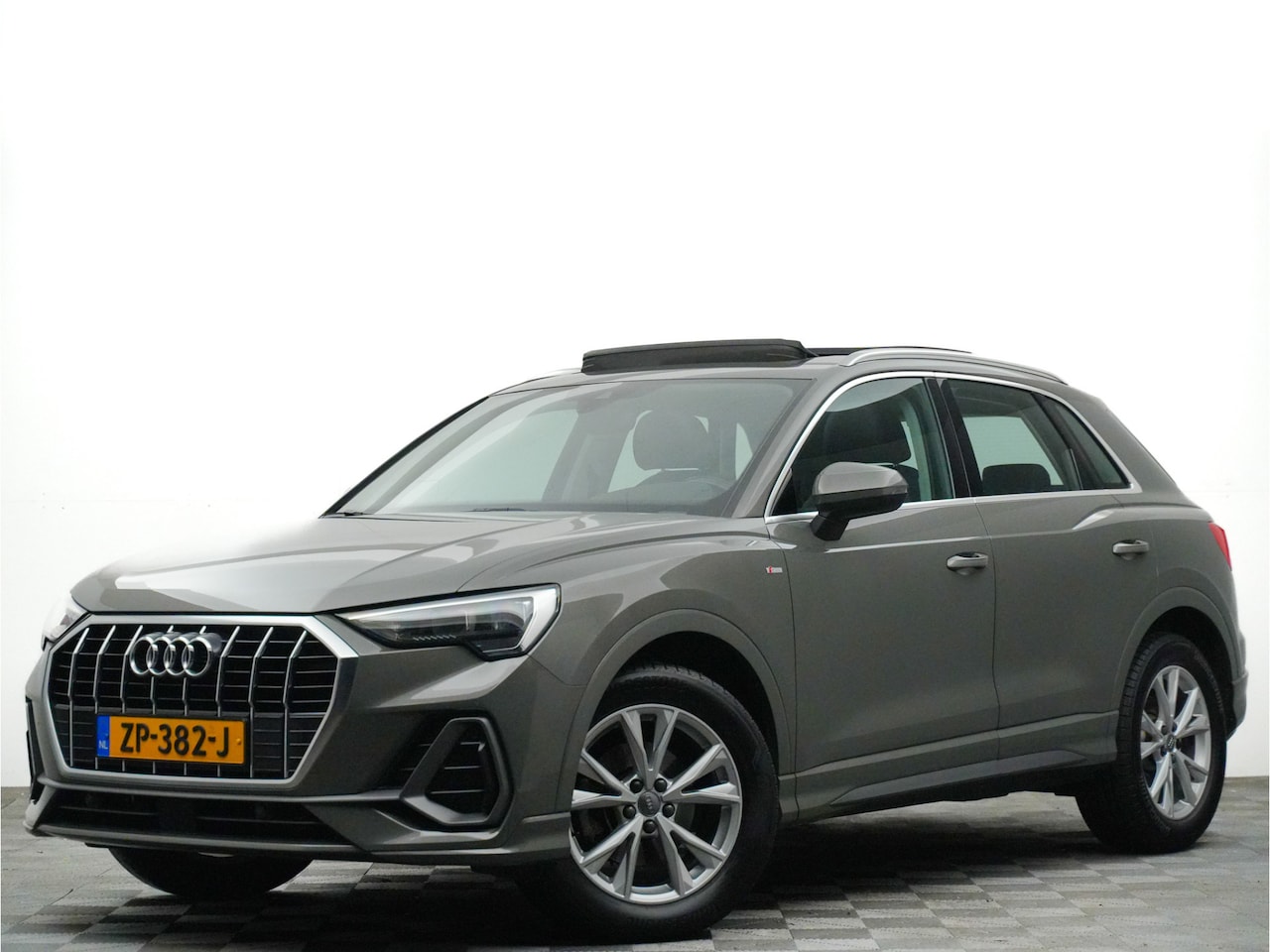 Audi Q3 - 35 TFSI 150pk Aut7 S-Line (leer,virtual dash,panodak,360,matrix) - AutoWereld.nl