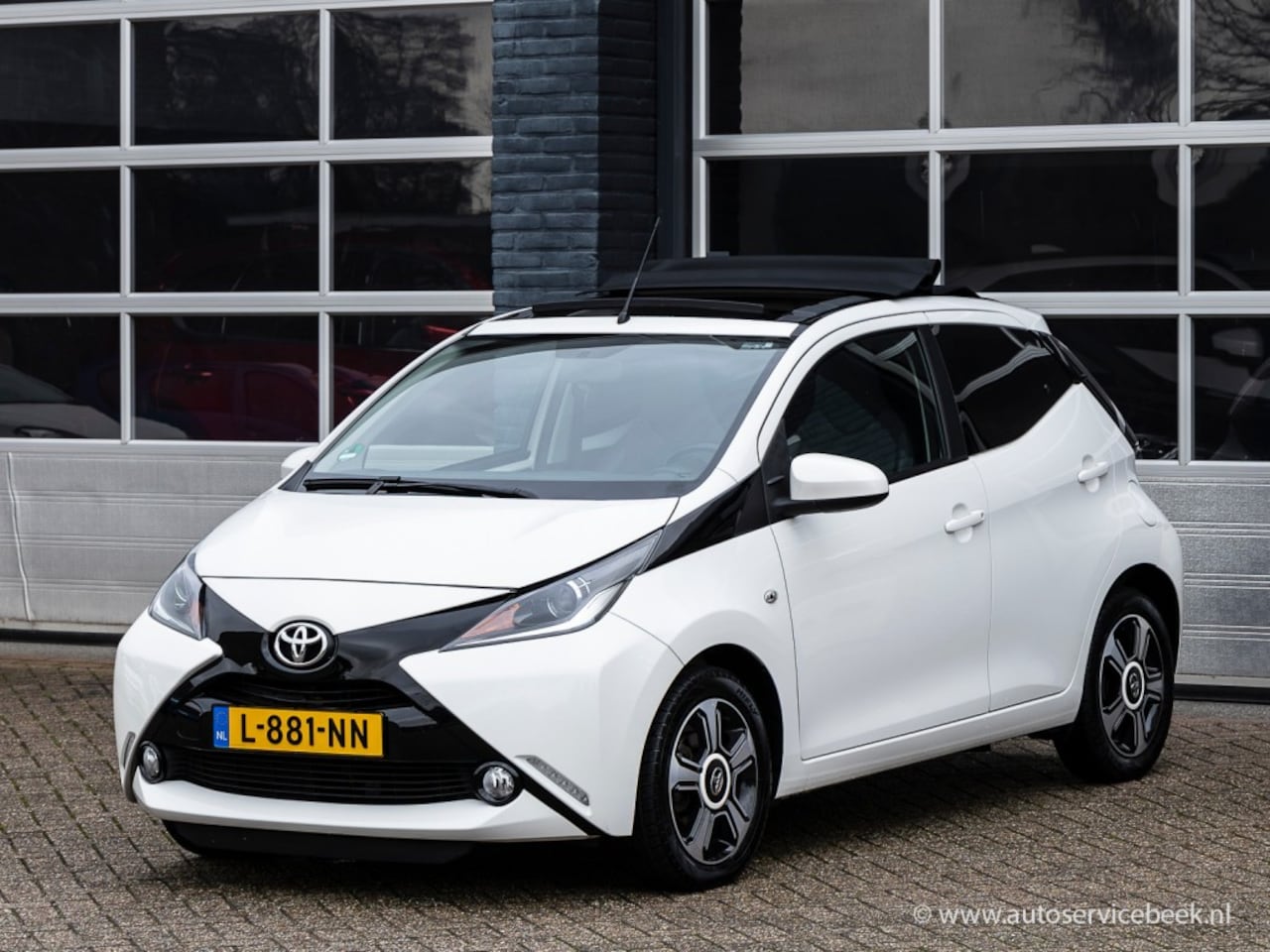 Toyota Aygo - AYGO 1.0 VVTi x-clusive navigatie, cabio dak, camera - AutoWereld.nl