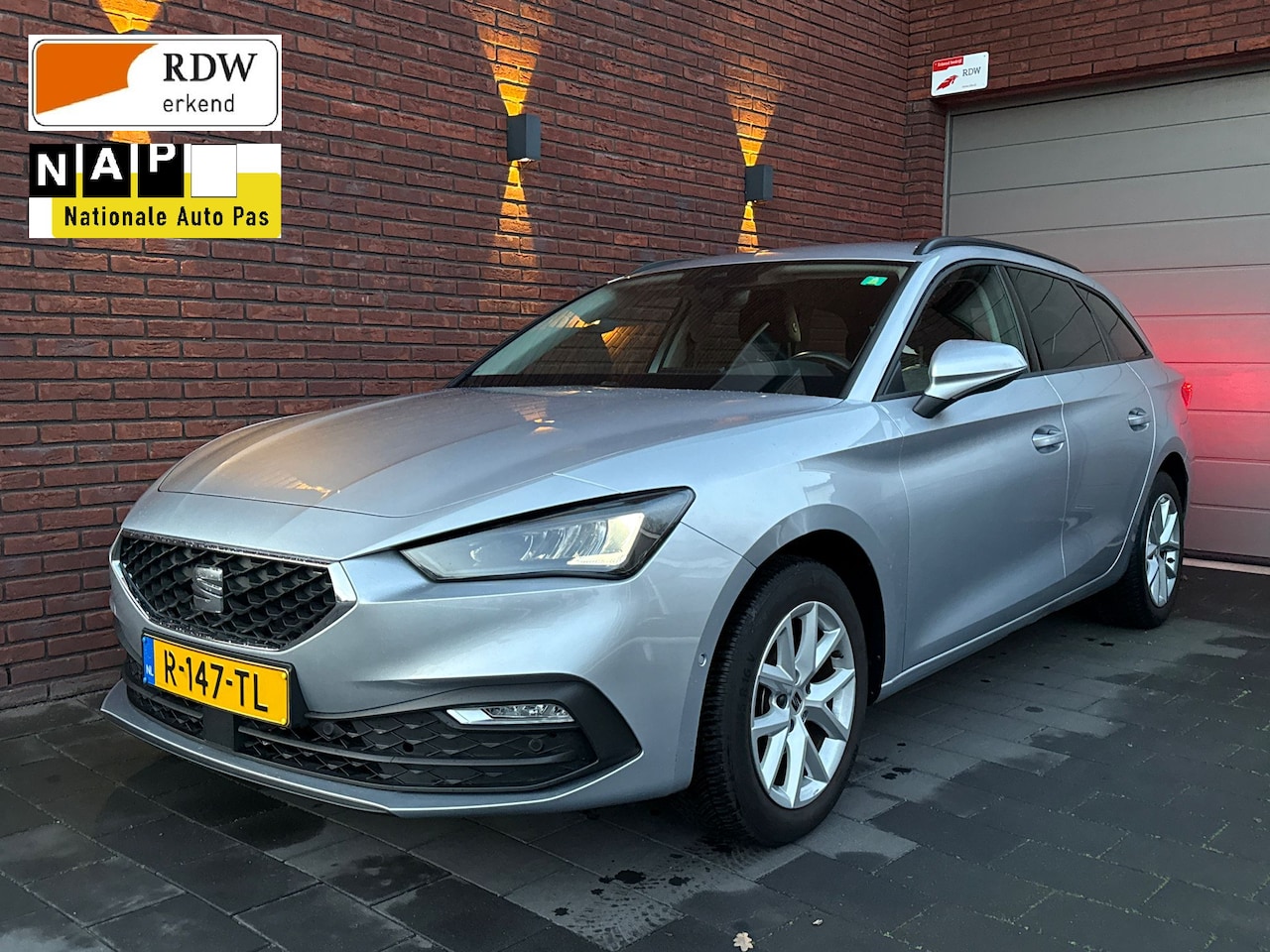 Seat Leon Sportstourer - 1.0 TSI Style Business Intense Seat Leon Sportstourer 1.0 TSI 110pk 2022 Carplay Camera BTW - AutoWereld.nl