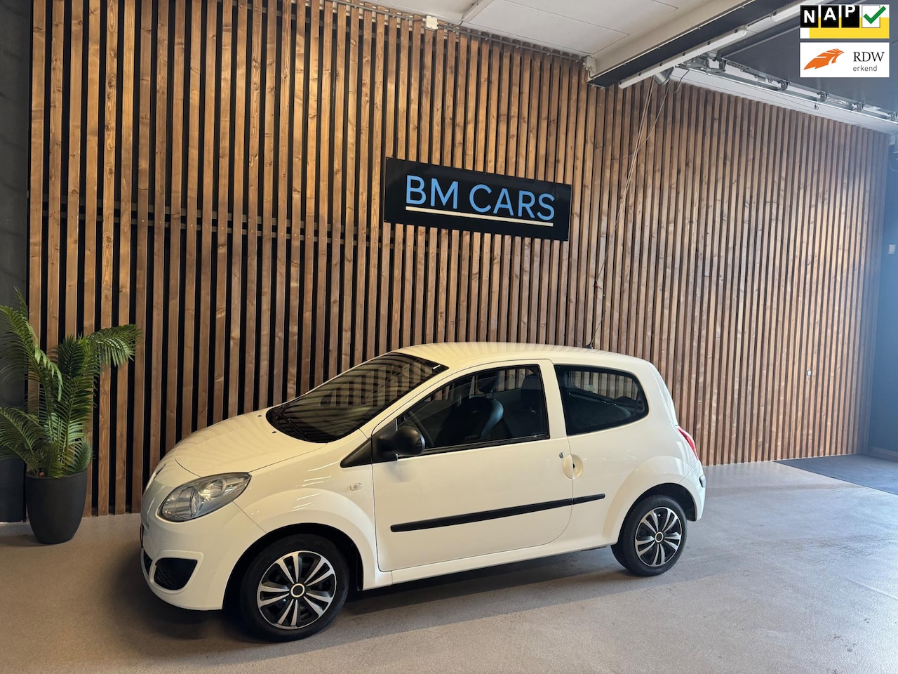 Renault Twingo - 1.2 Authentique | Weinig km NAP| 2e Eig|Nieuwe APK - AutoWereld.nl