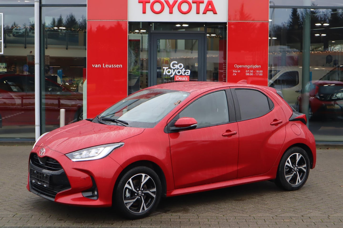 Toyota Yaris - 1.5 Hybrid Dynamic APPLE/ANDROID STOEL+STUURVERWARMING P-SENSOREN LM-VELGEN PRIVACY-GLASS - AutoWereld.nl