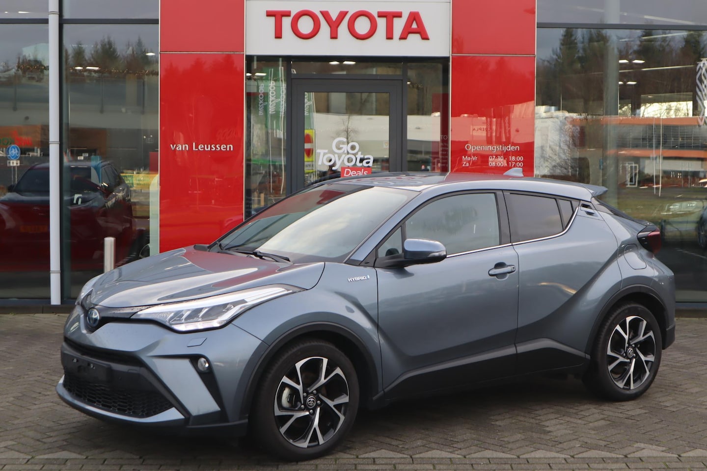 Toyota C-HR - 1.8 HYBRID DYNAMIC APPLE/ANDROID P-SENSOREN CAMERA 18"LMV KEYLESS PRIVACY-GLASS BLISS - AutoWereld.nl