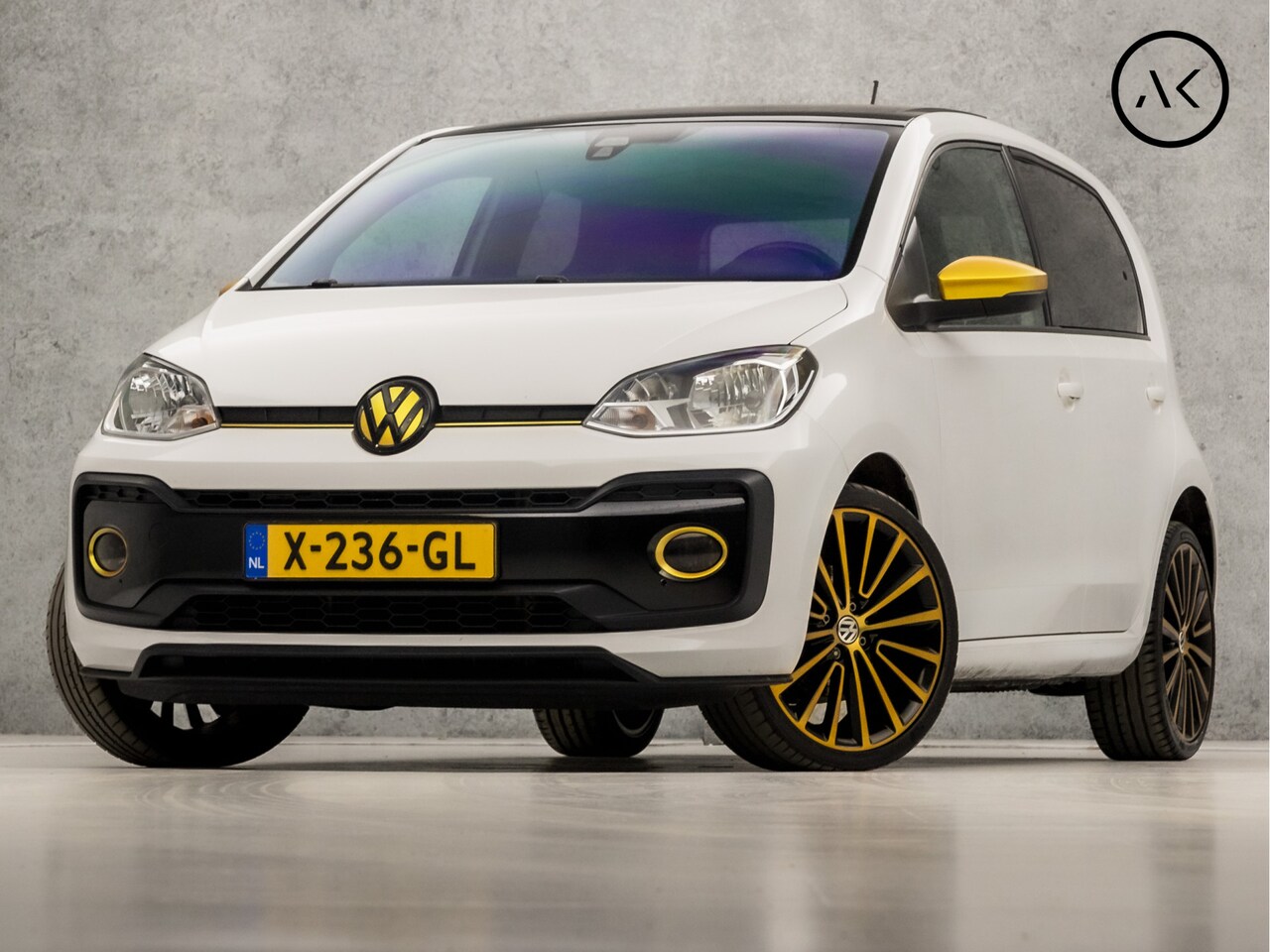 Volkswagen Up! - 1.0 TSI BMT high up! (SCHUIFDAK, LEDER, BLUETOOTH, STOELVERWARMING, GETINT GLAS, PARKEERSE - AutoWereld.nl