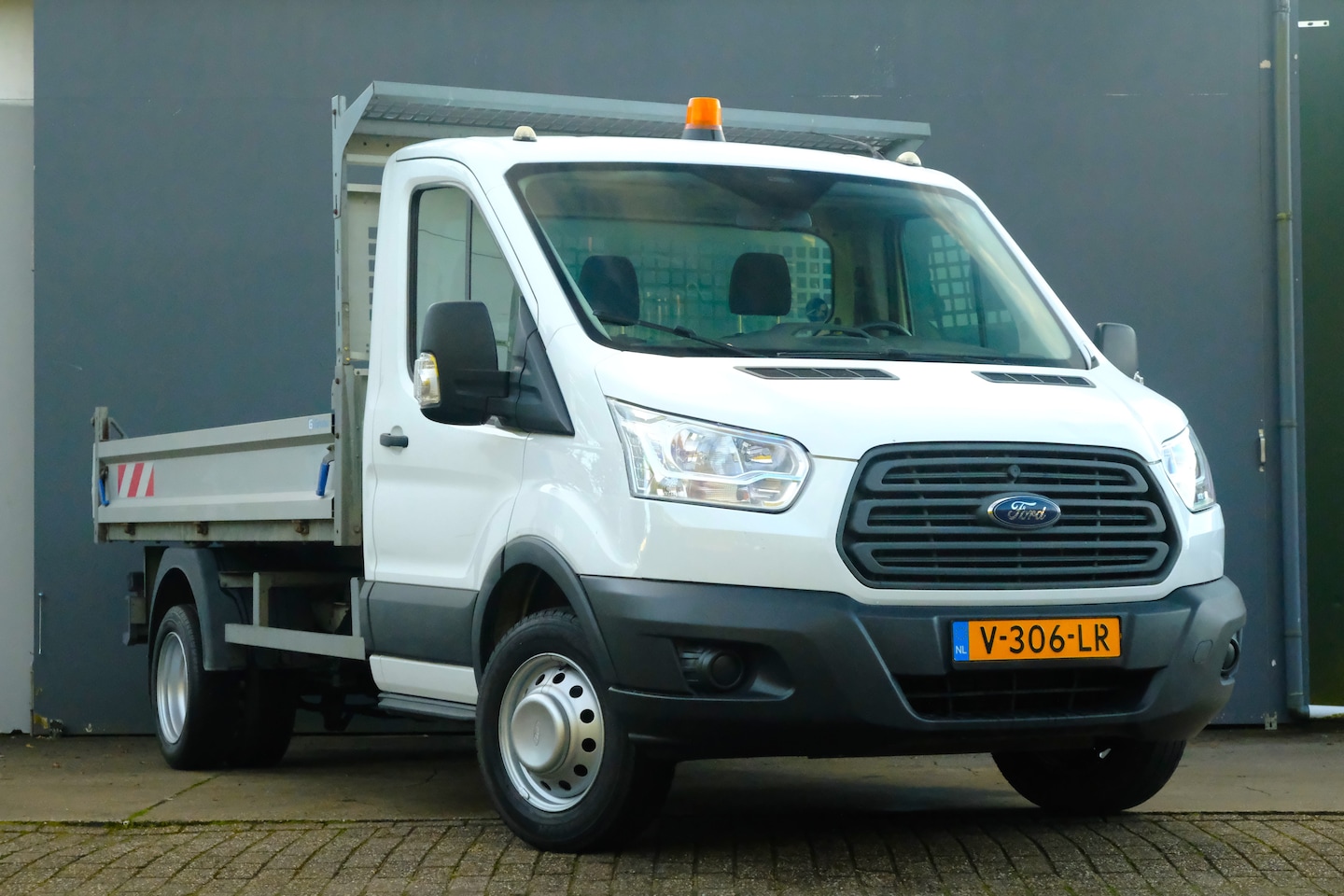 Ford Transit - 350 2.2 TDCI L2H1 Ambiente Kipper opbouw, trekhaak 3500 kg - AutoWereld.nl