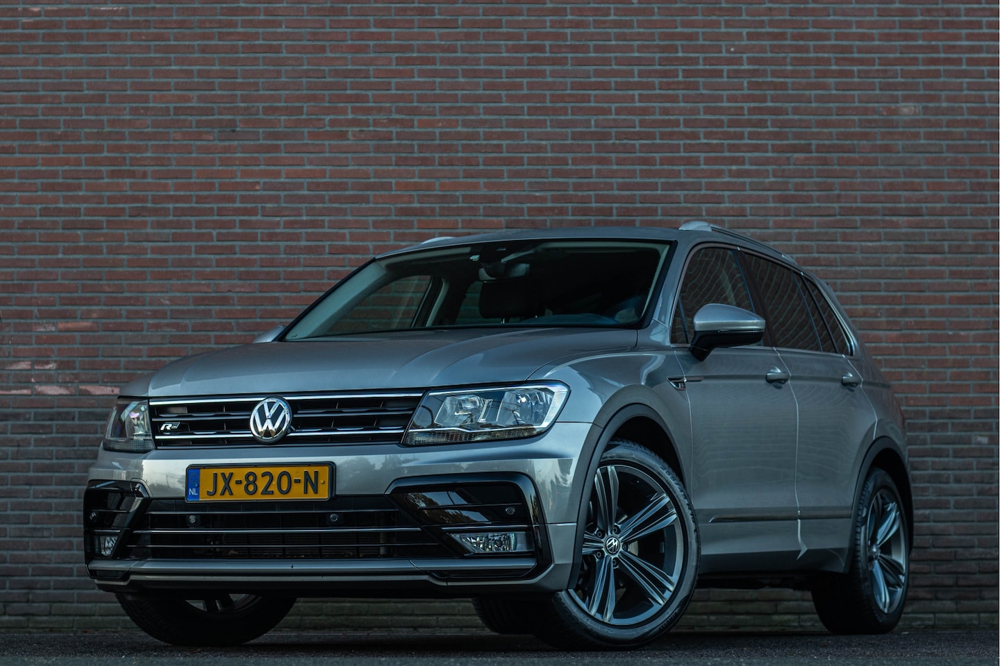 Volkswagen Tiguan - 1.4 TSI Connected Series 1.4 TSI Connected Series, 49.000km NAP, R-Line, Trekhaak, Carplay, DAB+, PDC. - AutoWereld.nl