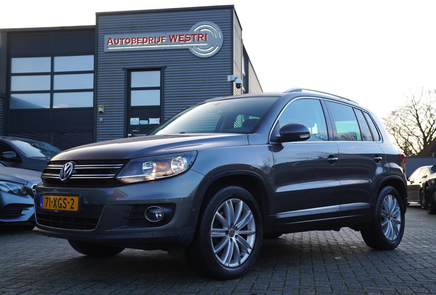 Volkswagen Tiguan - 1.4 TSI Sport&Style | Panorama | Stoelverwarming | Navigatie | Dealer onderhouden - AutoWereld.nl