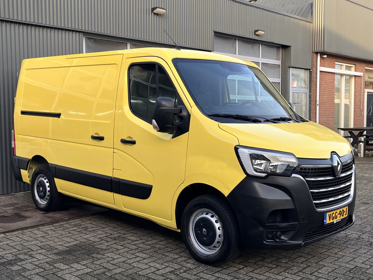 Renault Master - T28 2.3 dCi 135 L1H1 Airco Cruise controle Trekhaak 2500kg trekgewicht Achteruitrijcamera - AutoWereld.nl