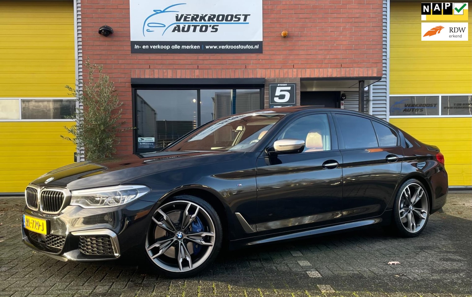 BMW 5-serie - M550i xDrive High Executive. individual. bowers&wilkins. schuifdak. 360camera. climb achte - AutoWereld.nl