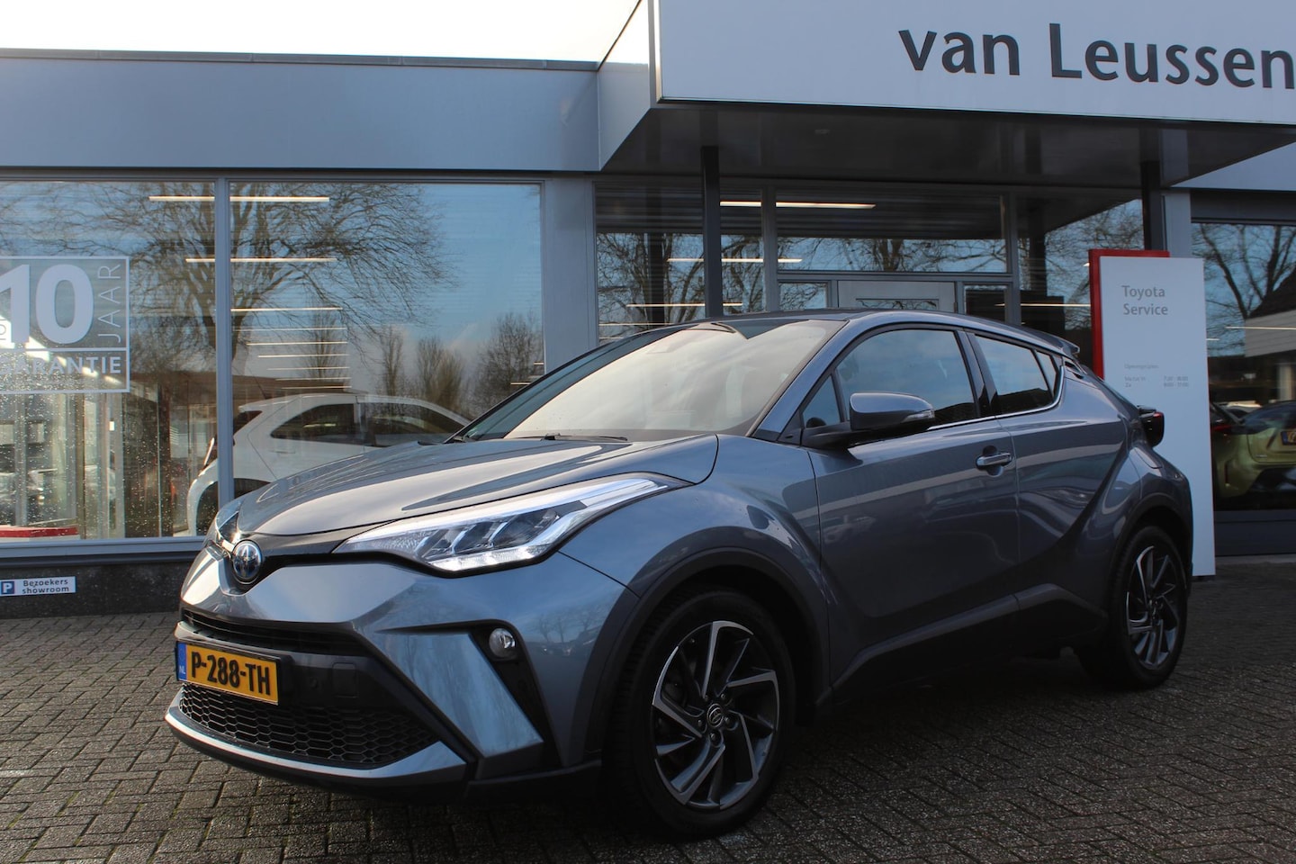 Toyota C-HR - 2.0 Hybrid DYNAMIC LED KEYLESS SENSOREN APPLE/ANDROID AD-CRUISE - AutoWereld.nl