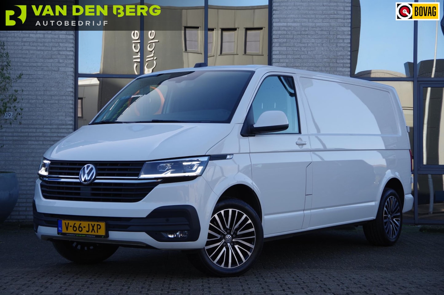 Volkswagen Transporter - 2.0 TDI L2 32 (12-2021) 204PK AUT. LED, ADAPT. CRUISE, TREKHAAK, CAMERA, NAVI, AIRCO, PARK - AutoWereld.nl