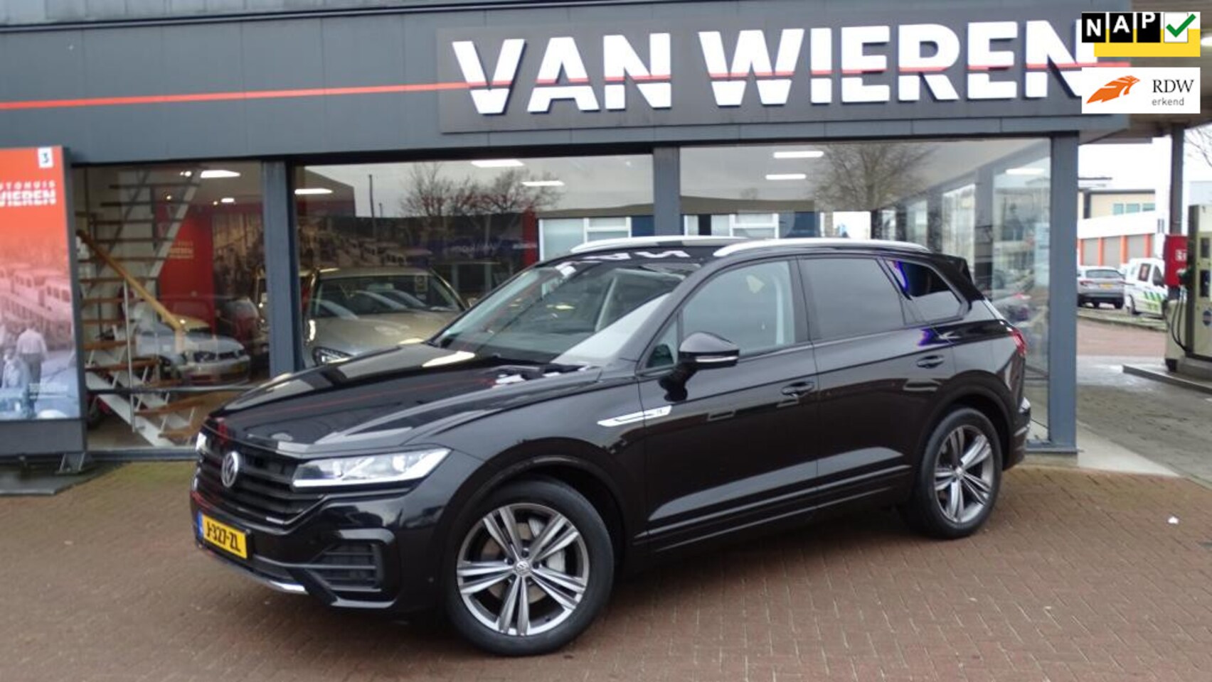 Volkswagen Touareg - 3.0 TDI R-Line Luchtvering Trekhaak 20" LED Winterpack Lage KM - AutoWereld.nl