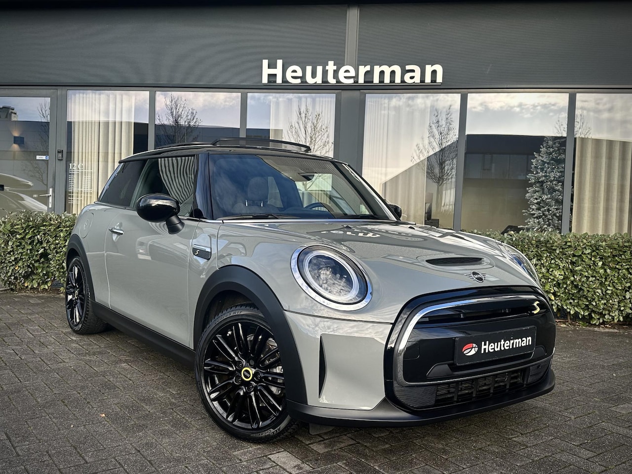 MINI Mini-Electric - SE Black Ed./ Pano/ HUD/ LED/ Black - AutoWereld.nl