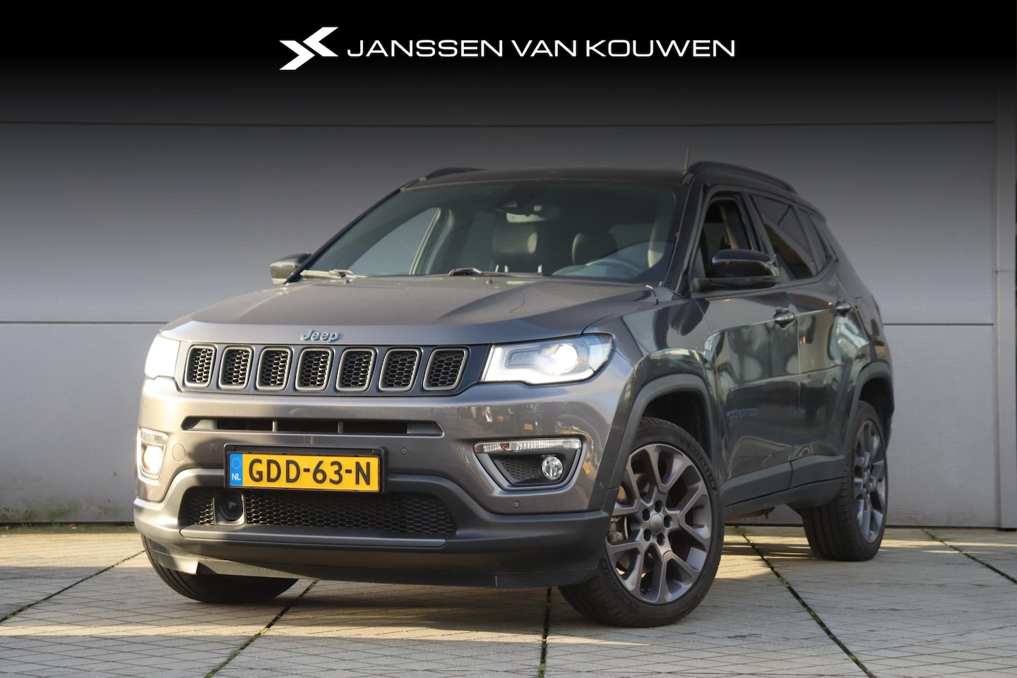 Jeep Compass - 4xe 240 Plug-in Hybrid Electric S / Keyless / Panoramadak / 19'' / Leder - AutoWereld.nl