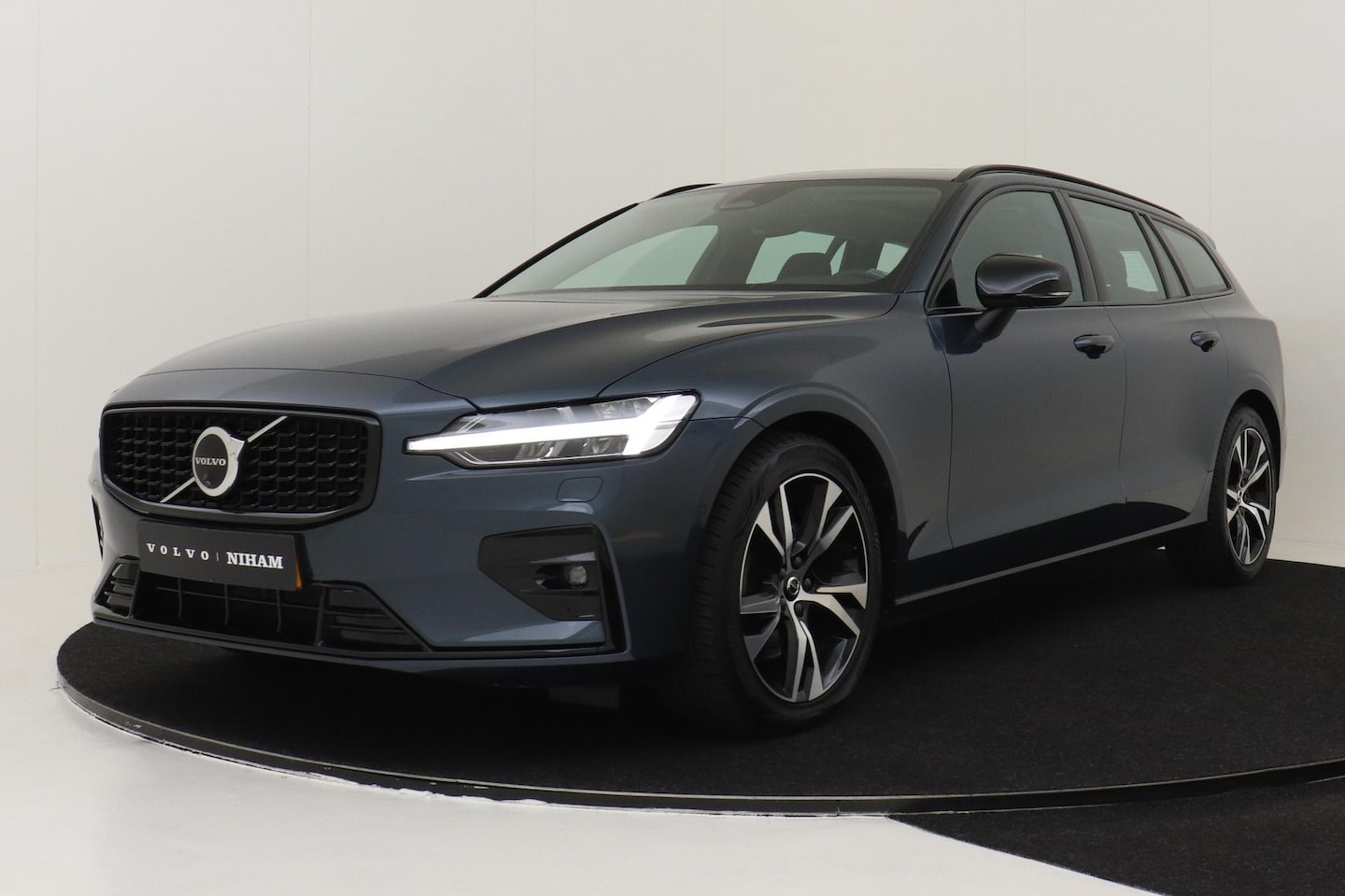 Volvo V60 - B3 (M-HYBRID) PLUS DARK -LIGHTING|PANO.DAK|HK-AUDIO|360CAM|TREKHAAK - AutoWereld.nl