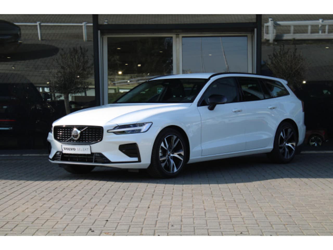 Volvo V60 - 2.0 B4 Plus Dark | LED koplampen | grootlichtassistent | keyless start - AutoWereld.nl