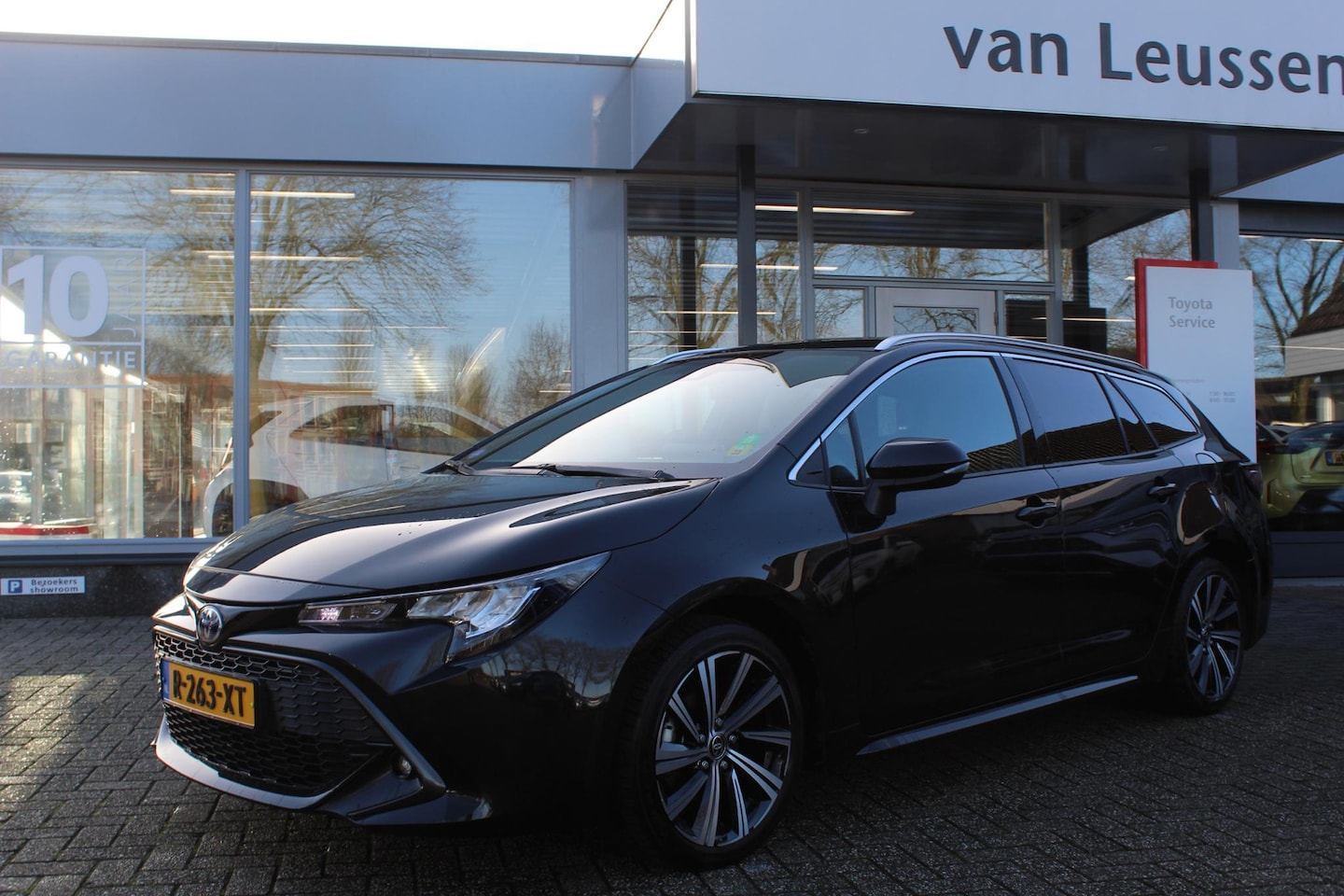 Toyota Corolla Touring Sports - 1.8 Hybrid BUSINESS PLUS KEYLESS STOELVERW. PRIVACYGLASS LM-VELGEN DRAADLOOS TEL.LADER LED - AutoWereld.nl