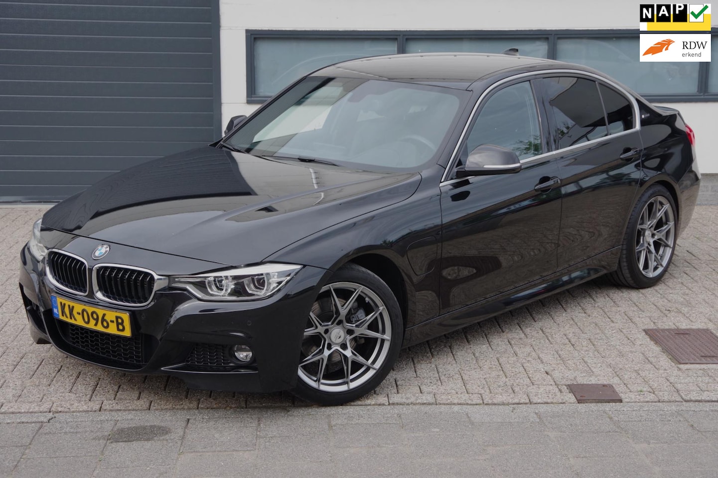 BMW 3-serie - 330e M-sport LEDER/NAVI - AutoWereld.nl