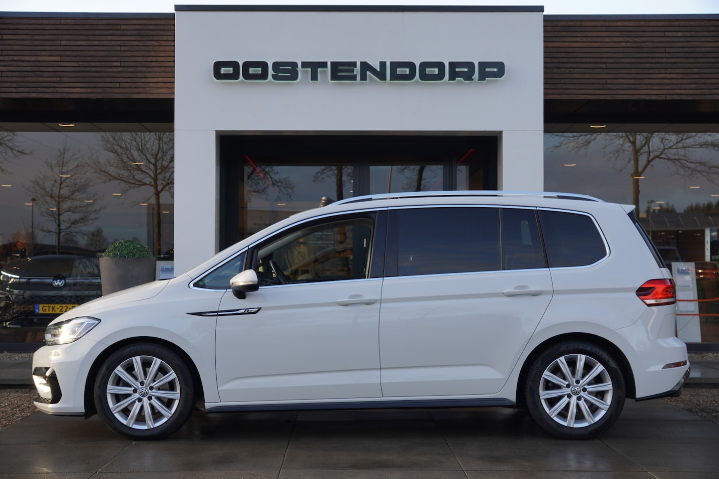 Volkswagen Touran - 1.8TSI/180pk R-Line 7p DSG|2017|Panoramadak|LED|Trekhaak|Cruise+ACC|Navi|PDC+Camera - AutoWereld.nl