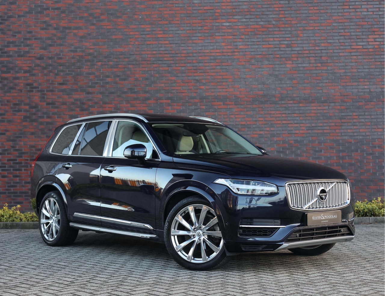 Volvo XC90 - 2.0 T8 Twin Engine AWD Excellence *Bow&Wil*Pano*HUD*Magic Blue* - AutoWereld.nl