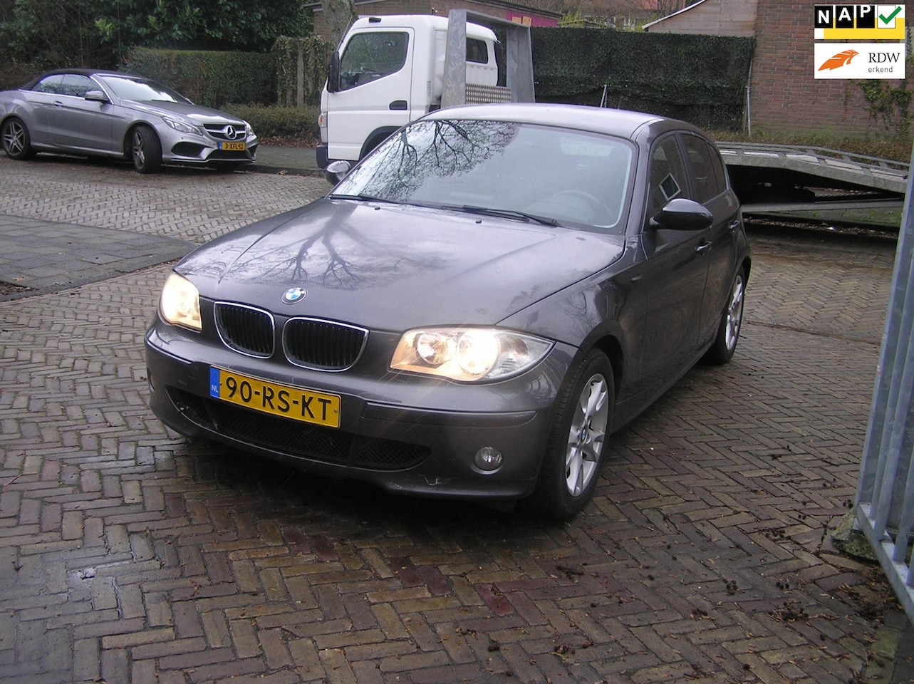 BMW 1-serie - 120i High Executive abs lampje brand barst in het voor raam - AutoWereld.nl