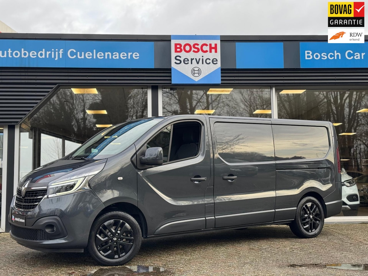 Renault Trafic - 2.0 dCi 145 T29 L2H1 Luxe 2x schuifdeur / LM velg / Trekhaak / Navi / Clima / Metallic / C - AutoWereld.nl