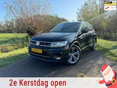 Volkswagen Tiguan - 1.5 TSI ACT Highline Business R-Line / Automaat / Airco / Navigatie / Velours bekleding /