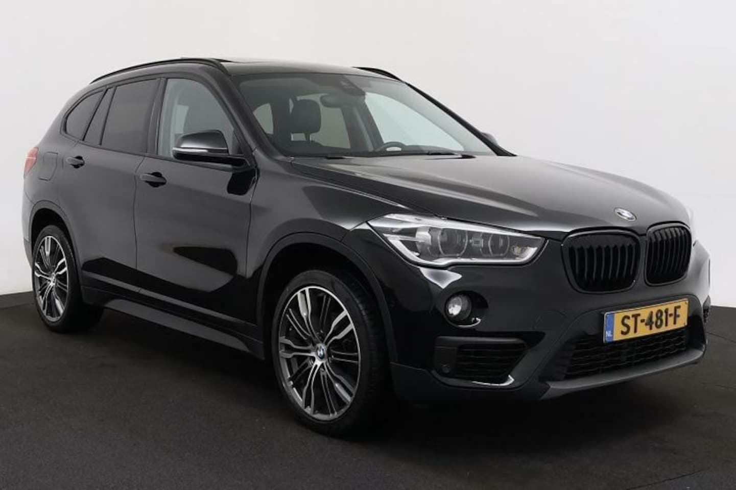 BMW X1 - sDrive18i High Executive Pano Leer HUD Navi NAP - AutoWereld.nl