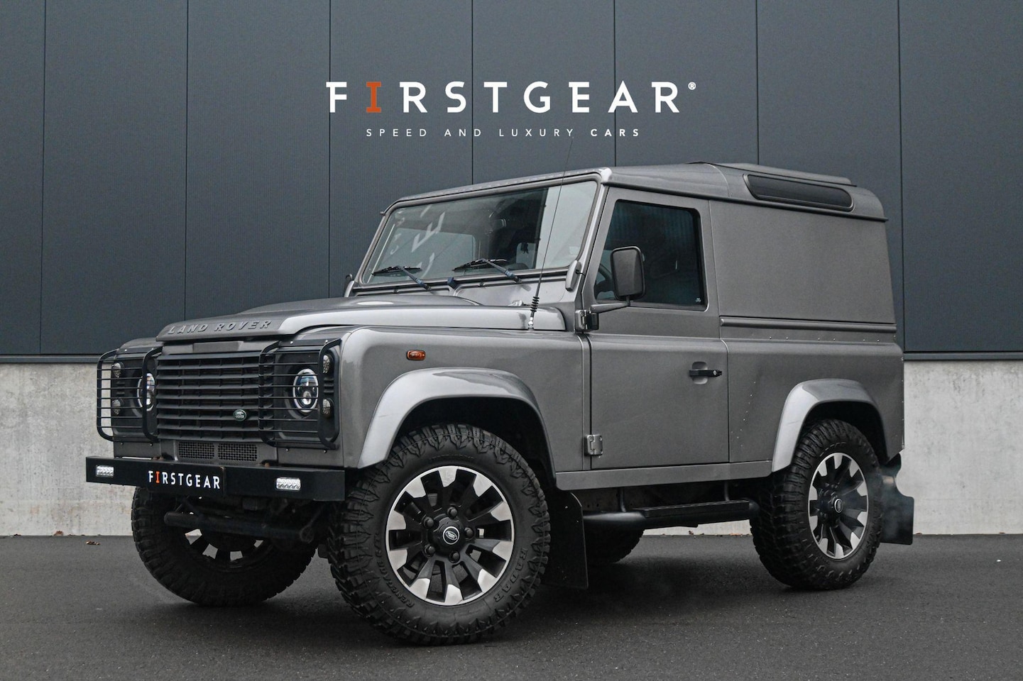 Land Rover Defender - 2.4 TD HT 90" SE *Recaro Stoelen / Grijs Kenteken / Trekhaak / EX. btw* - AutoWereld.nl