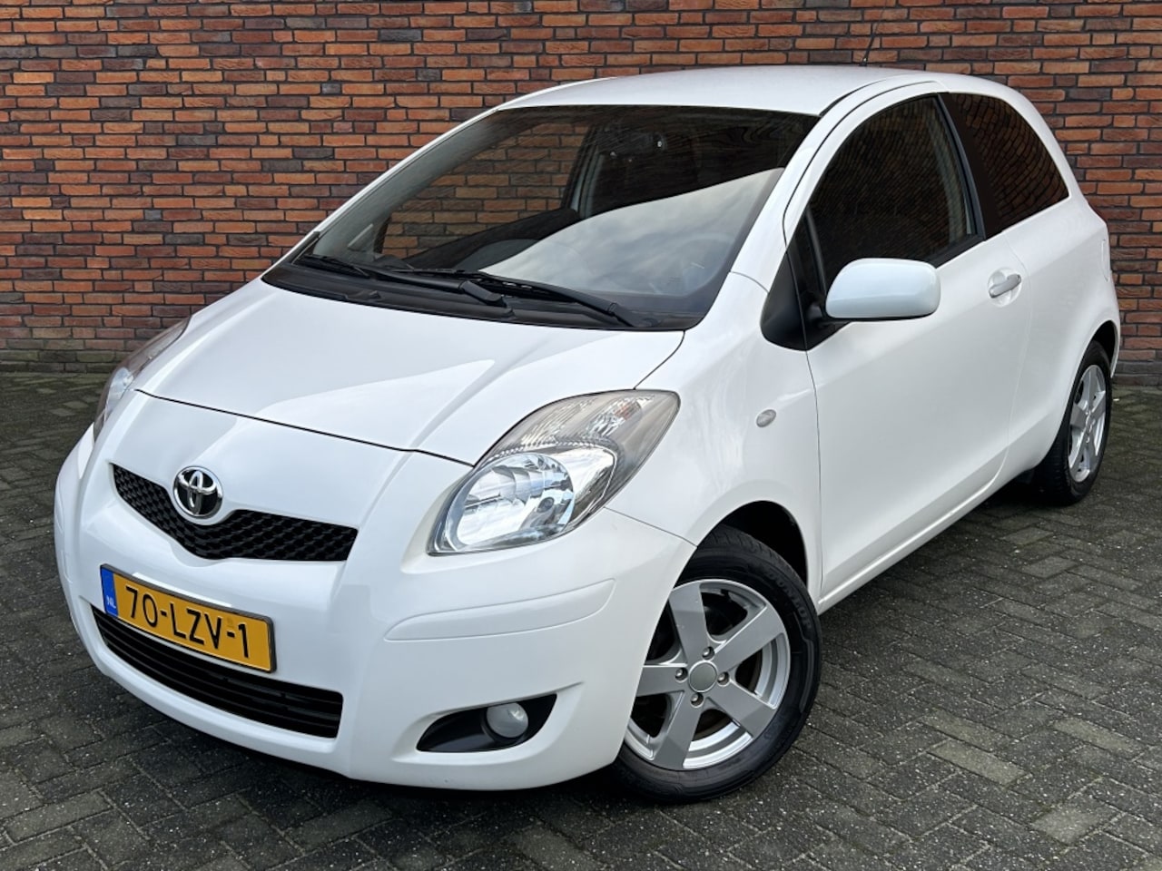 Toyota Yaris - 1.3 VVTi Aspiration/ Airco/ Aux/ Trekhaak - AutoWereld.nl